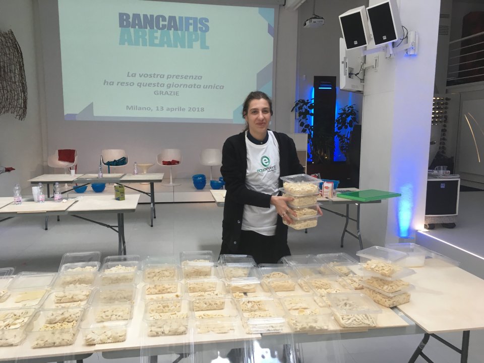 Team building solidale in cucina: vaschette di pasta fresca donate alla Caritas