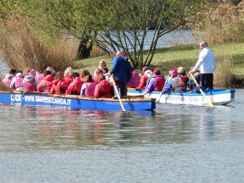 Dragon Boat, canoa con 20 persone a bordo